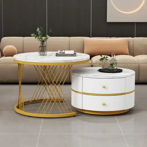 Kaks modernset marmormustriga diivanilauda elutoas, kuldsete detailidega