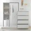 Valge moodulriidekapp avatud riiulitega ja sahtlitega minimalistlikus interjööris