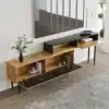 Musta ja puidutoonides TV-kapp avatud riiulite ning langetatavate ustega kaasaegses elutoas