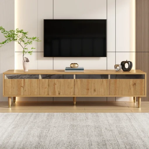 Tv-alus 178 cm minimalistliku disaini ja nelja suure sahtliga | E-pood Tootemaailm Puitviimistlusega madal TV-kapp ribadega esipaneeliga ja seinale kinnitatud teleriga elutoas