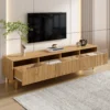 Tv-alus 178 cm minimalistliku disaini ja nelja suure sahtliga | E-pood Tootemaailm Puidust telekalaua avatud sahtlite ja klaasdetailidega elutoas