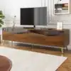 Puidust ja klaasist TV-alus LED valgustusega 180x40x50 cm | E-pood Tootemaailm Puidust TV alus nelja uksega, mustade klaasdetailide ja kuldsete jalgadega elutoas
