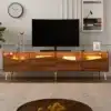 Puidust ja klaasist TV-alus LED valgustusega 180x40x50 cm | E-pood Tootemaailm Puitviimistlusega telerialus klaasdetailide ja valgustusega, must televiisor peal