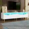 Puidust ja klaasist TV-alus LED valgustusega 180x40x50 cm | E-pood Tootemaailm Valge modernne TV-kapp sinise valgustusega klaasdetailidega, kuldsete jalgadega elutoas
