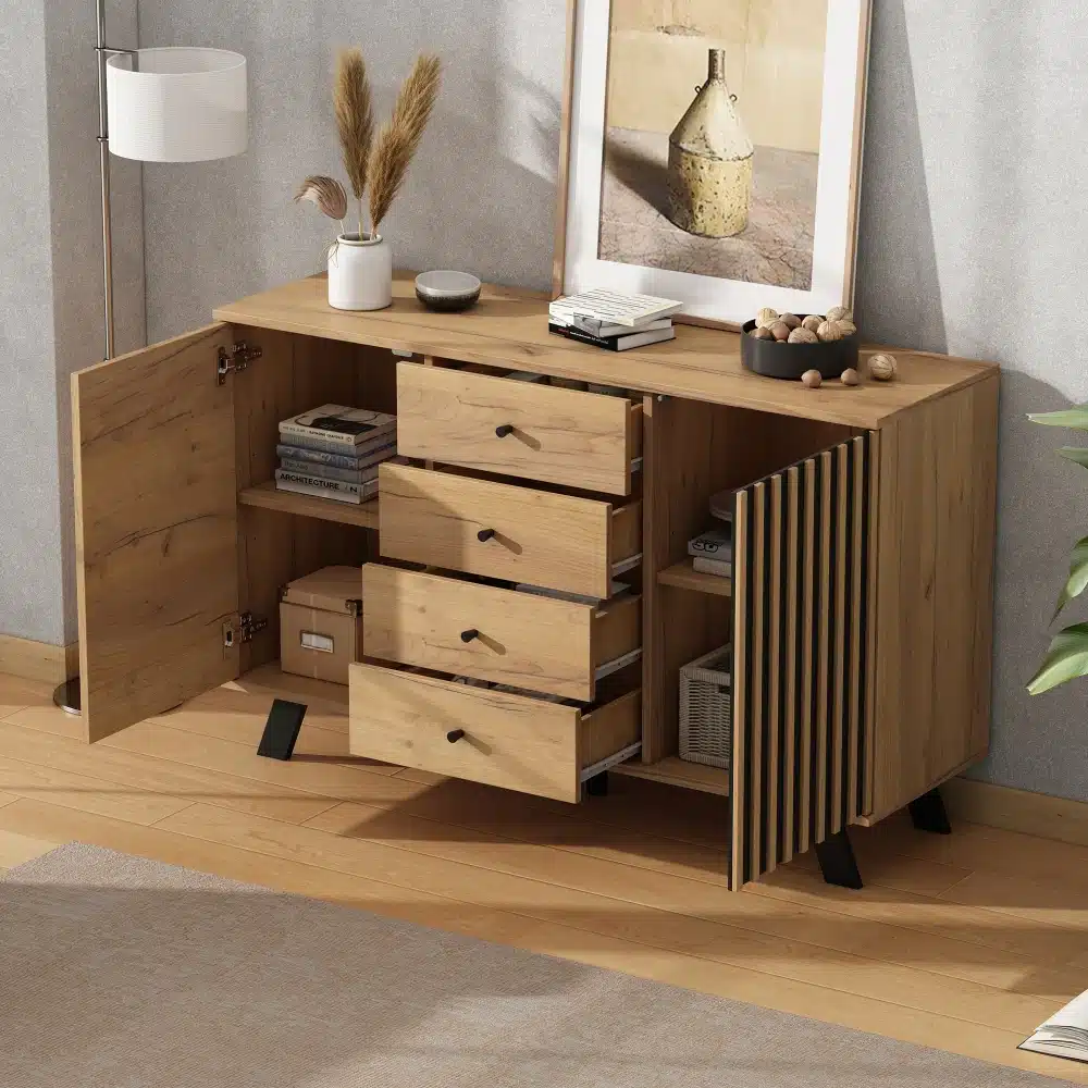 Puidust madal kummuti avatavad uksed ja neli sahtlit, minimalistlikus interjööris