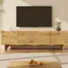 Puidust TV-alus lainelise esikülje ja nelja uksega, seinal rippuva teleri all