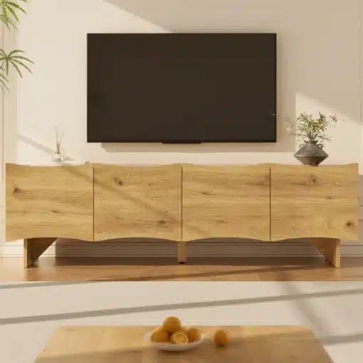 Puidust TV-alus lainelise esikülje ja nelja uksega, seinal rippuva teleri all