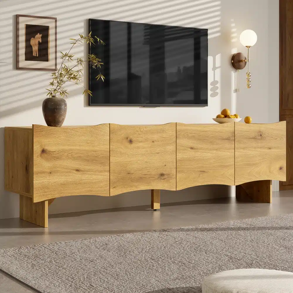 Modernne hele puidust TV-kapp elutoas, seinal teler, dekoratsioonid ja vaas ülaosas