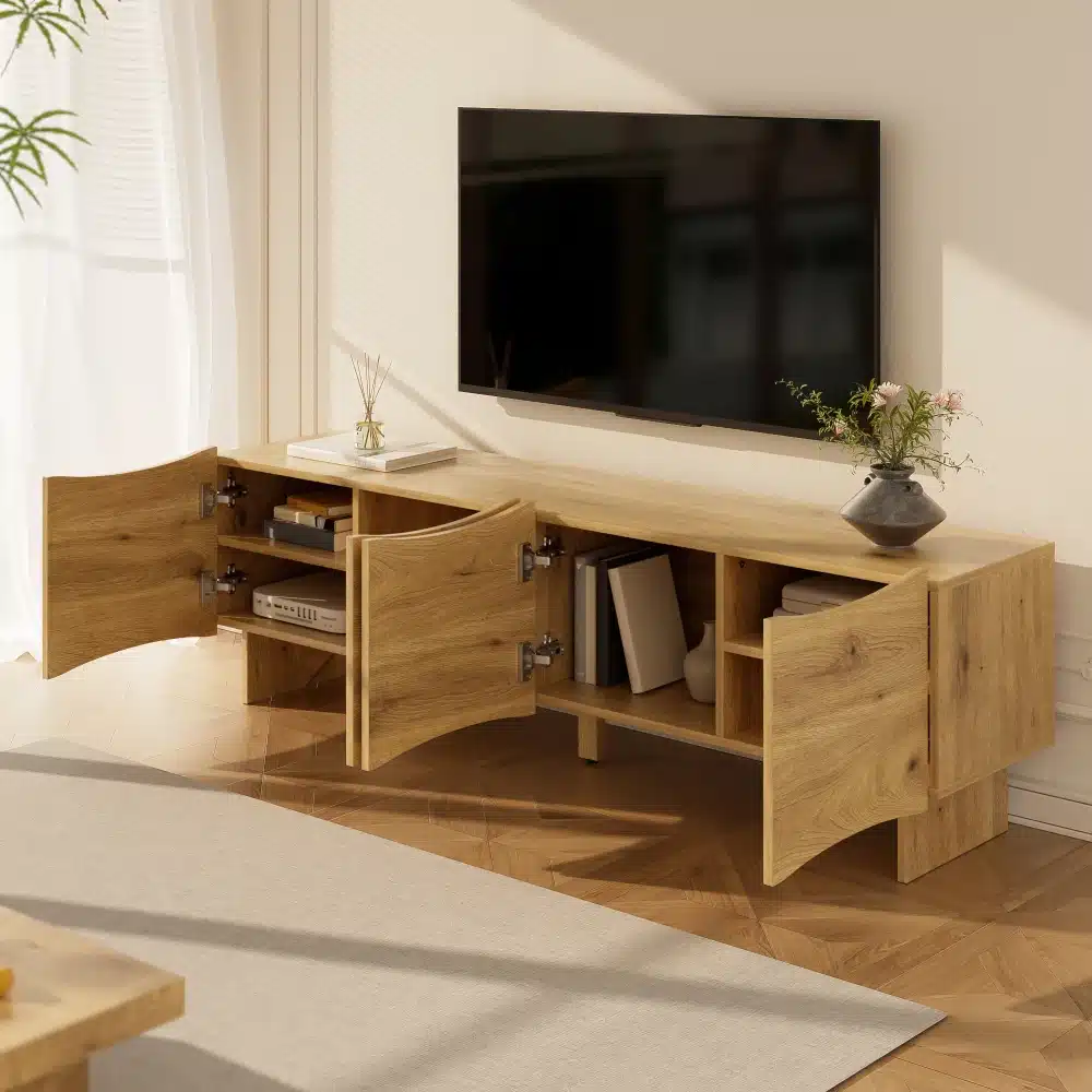 Puidust TV alus kolme avatud uksega, seinal televiisor ja dekoratiivsed vaasid