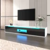 Moodne must-valge TV-alus sinise LED-valgustusega elutoas