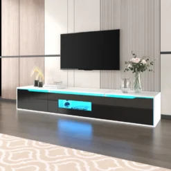 Moodne must-valge TV-alus sinise LED-valgustusega elutoas