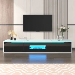 Moodne must-valge TV-alus sinise LED-valgustusega elutoas