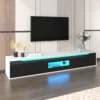 Moodne must-valge TV-kapp sinise LED-valgustusega, seinal rippuva teleriga elutoas