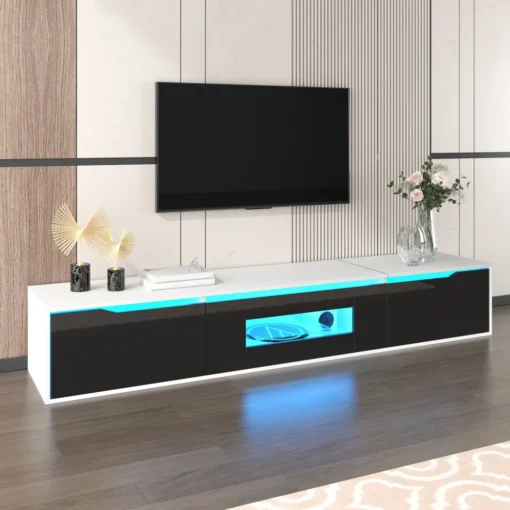 Moodne must-valge TV-kapp sinise LED-valgustusega, seinal rippuva teleriga elutoas