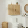 Vannitoa seinakapp reguleeritavate riiulite ja kokkupandava uksega | E-pood Tootemaailm Hele valge vannituba puidust seinakapi, valge WC-poti ja punutud korviga
