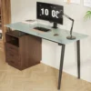 Kirjutuslaud karastatud klaasist plaadi ja kolme sahtliga | E-pood Tootemaailm Kaasaegne klaasplaadiga kirjutuslaud sahtlite ja monitoriga kodukontoris
