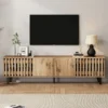 Telerialus 180 x 40 x 55 cm 8 panipaigaga 70-tollisele telerile | E-pood Tootemaailm Puidust TV-aluskapp mustade jalgade ja ribipaneelidega, seinal televiisor ning dekoratsioonid