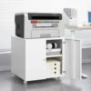 Ratastel metallist printerialus kapiga ja reguleeritava riiuliga | E-pood Tootemaailm Valge ratastel printerikapp avatud uksega ja hoiuriiulitega, peal kontoriprinter
