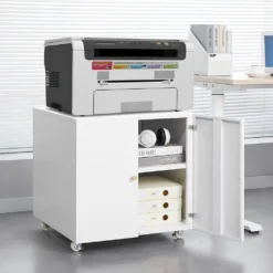 Valge ratastel printerikapp avatud uksega ja hoiuriiulitega, peal kontoriprinter