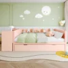 Puidust kaheinimesevoodi 140x200 cm laua ja hoiuriiulitega | E-pood Tootemaailm Pastelne roosa lastetuba voodi sahtliga, roheliste ja valgete voodipesudega ning pilve- ja kuukaunistustega seinal.