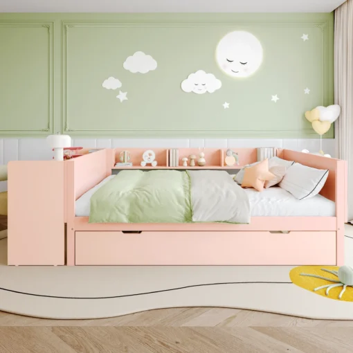 Puidust kaheinimesevoodi 140x200 cm laua ja hoiuriiulitega | E-pood Tootemaailm Pastelne roosa lastetuba voodi sahtliga, roheliste ja valgete voodipesudega ning pilve- ja kuukaunistustega seinal.