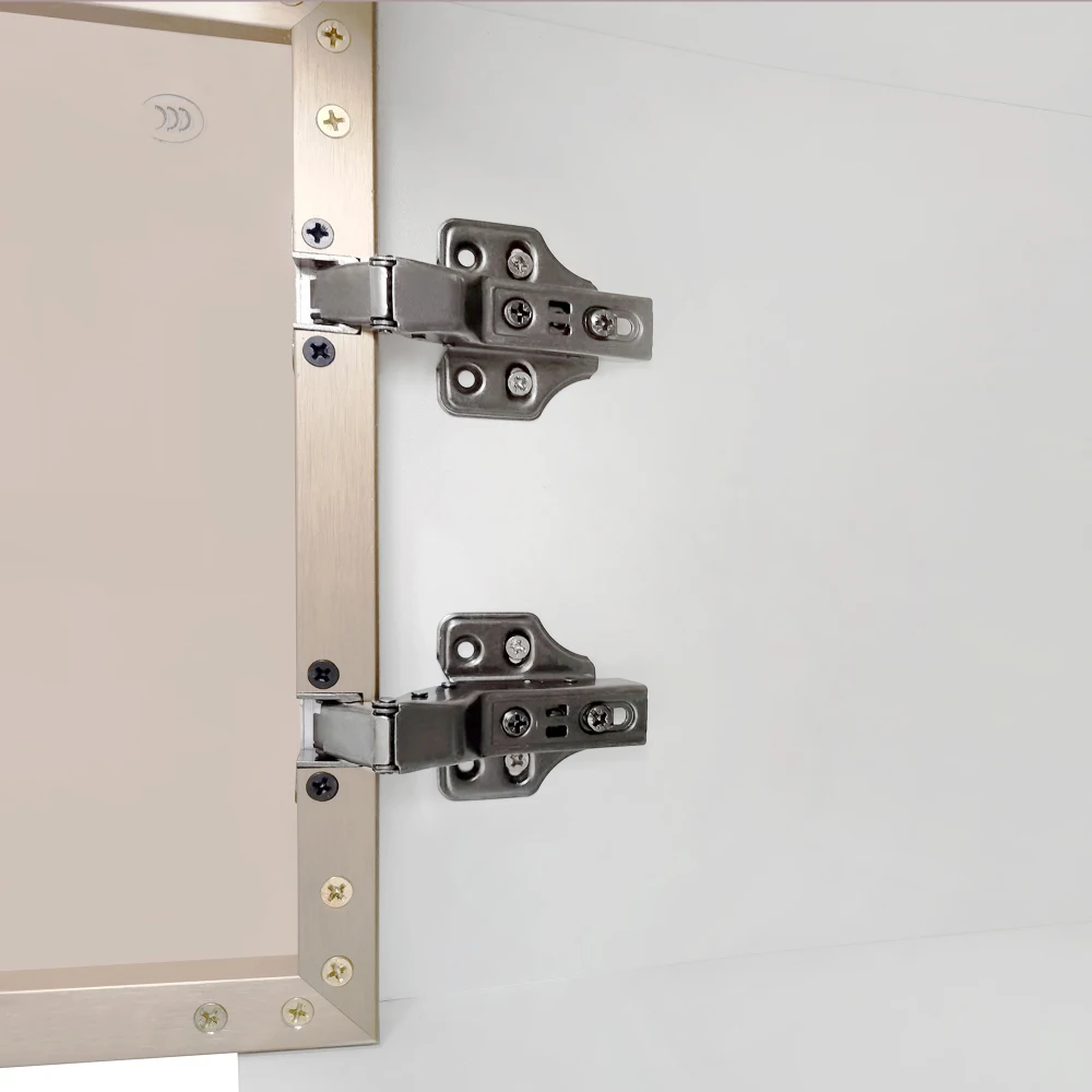 Mööblikapi ukse metallhinged ja kinnituskohad valgel pinnal