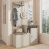 Esikumööbli komplekt peegli, istme ja jalatsikapiga | E-pood Tootemaailm Hele tooniga esikumööbel: panipaik, istumispink, nagi, riiul ja peegel akna kõrval