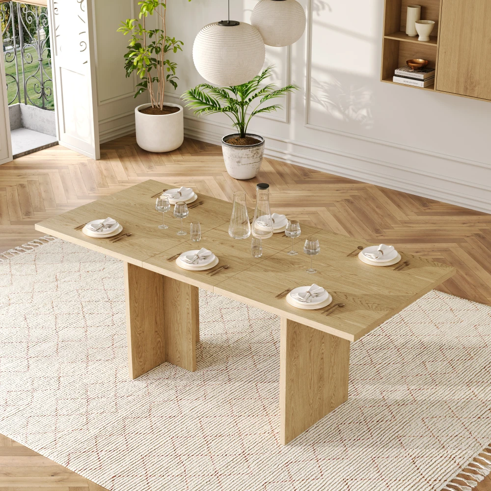 Hele puitviimistlusega söögilaud kaetud minimalistlikus interjööris