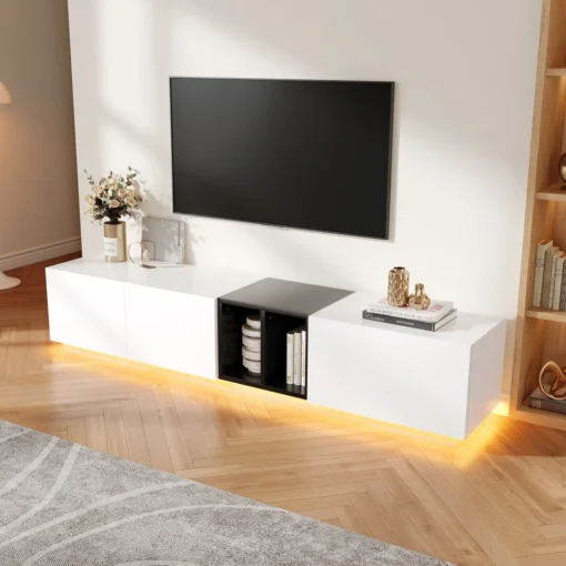 Moodne TV-alus sahtlite ja avatud riiulitega | E-pood Tootemaailm Moodul TV-aluskapp valge ja musta viimistlusega, seinal suur televiisor ning all LED-valgustus