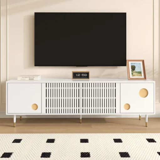 TV-alused nelja uksega ja modernse disainiga | E-pood Tootemaailm Valge TV alusmööbel kuldsete nuppude ja mustrilise keskosaga, seinal suur televiisor