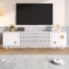 TV-alused nelja uksega ja modernse disainiga | E-pood Tootemaailm Valge TV-alus kuldsete detailidega ja televiisor elutoa seinal