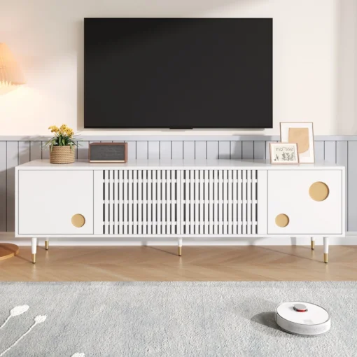 TV-alused nelja uksega ja modernse disainiga | E-pood Tootemaailm Valge TV-alus kuldsete detailidega ja televiisor elutoa seinal