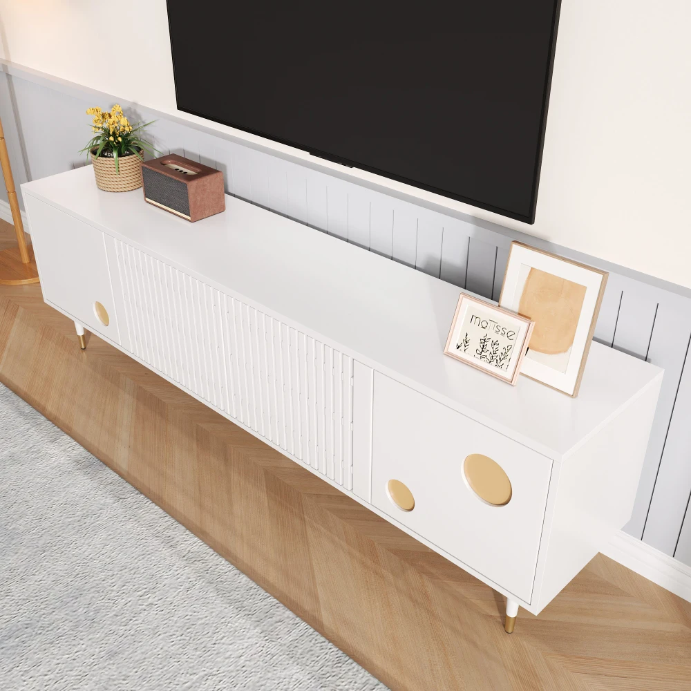 Valge modernne telerialus kuldsete detailidega elutoas