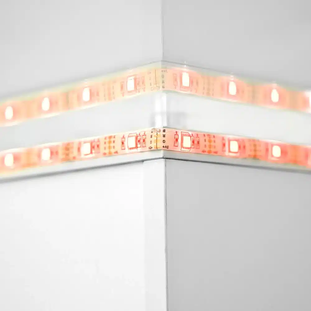 Valgustatud LED-riba paigaldatud seina ja lae nurka