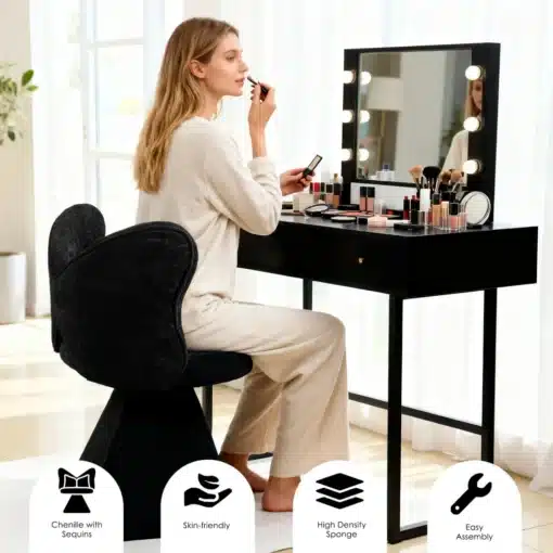 360° pöörlev seljatoega tualettlauatool | E-pood Tootemaailm Naine teeb meiki valgustatud peegli ees, istudes mustal tualettlaual ja pehmendatud toolil