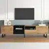 Tv-alus - elutoa meediakapp | E-pood Tootemaailm Puiduimitatsiooniga TV-alus mustade detailidega elutuppa, avatud riiulite ja metalljalgadega