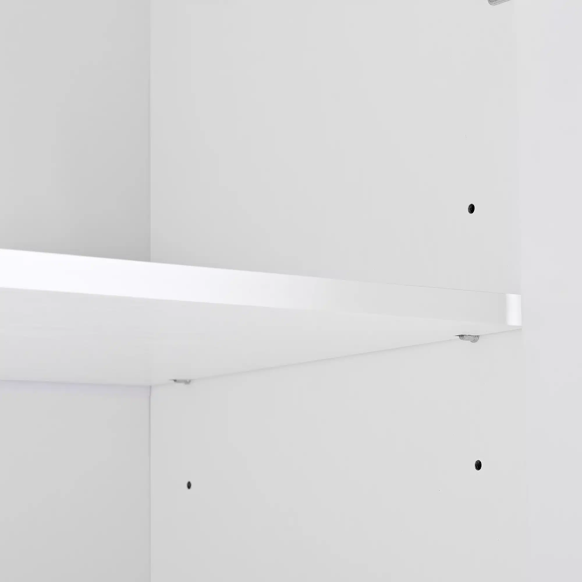 Valge seinariiul seina külge kinnitatuna minimalistlikus interjööris