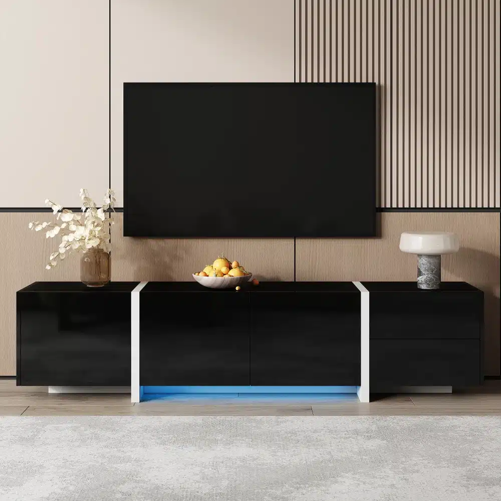 Moodne must TV-kapp valgete detailidega elutoas teleri all