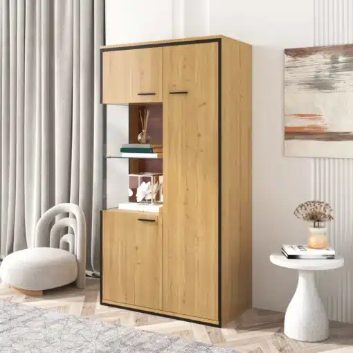 Puidutooni vitriinkapp mustade detailidega elutuppa