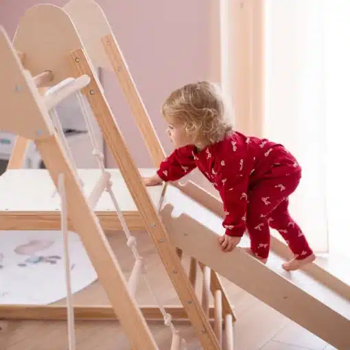 5in1 ronimiskomplekt lastele liumäe ja kiigega | E-pood Tootemaailm Väikelaps ronib puidust siseruumide mängukeskusel kaldteel