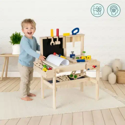 Laste puidust tööpink tööriistadega 75-osaline komplekt | E-pood Tootemaailm Naeratav laps mängib puidust tööpingi ja tööriistadega heledas toas