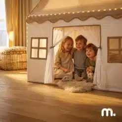 Kolm last mängimas valges mängutelgis akna ja kardina avaga