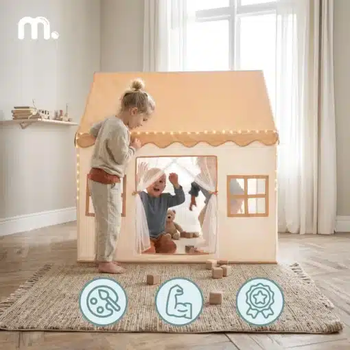 Laste mängumaja LED-valgustitega | E-pood Tootemaailm Laste mängumaja toas, kaks last mängivad sees ja üks laps seisab ukse ees