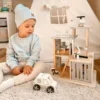 Laste puidust politseijaoskonna mängukomplekt tarvikutega | E-pood Tootemaailm Laps mängib puidust politseijaamaga ning politseiautoga põrandal