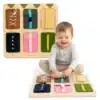 Montessori tegeluslaud lastele 18+ kuud | E-pood Tootemaailm Laps mängib puidust tegevuslauaga, kus on erinevad kinnitused, nöörid ja tõmblukud