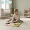 Montessori tegeluslaud lastele 18+ kuud | E-pood Tootemaailm Väikelaps mängib põrandal puidust arendava lauaga laste toas