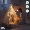 Laste tipi telk koos mati, patjade ja LED-tuledega | E-pood Tootemaailm Laps mängib valgustatud telgis, kõrval istub täiskasvanu, ümber mänguasjad ja pehme tähtpadi.