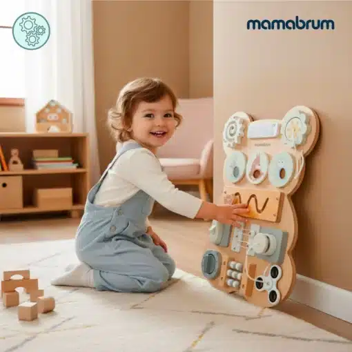 Montessori motoorikalaud lastele karukese kujuline | E-pood Tootemaailm Väike laps mängib põrandal puidust tegevusplaadiga, millel on erinevad keeratavad ja liigutatavad osad