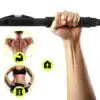 Ukseraamile kinnitatav lõuatõmbekang koduseks treeninguks | E-pood Tootemaailm Käes hoitav must HyperMotion treeningvahend valgel taustal, kõrval lihaseid ja keret sümboliseerivad ikoonid