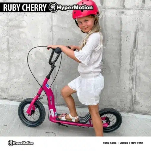 Laste tõukeratas reguleeritava lenksu ja õhkrehvidega | E-pood Tootemaailm Tüdruk sõidab roosa HyperMotion Ruby Cherry tõukerattaga, kiiver peas